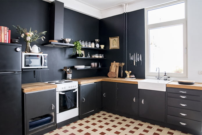 melns komplekts virtuves interjerā