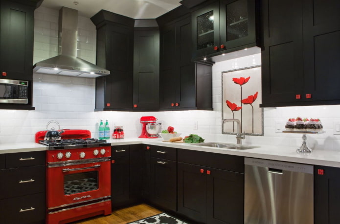 apparater i det indre af køkkenet i sorte farver