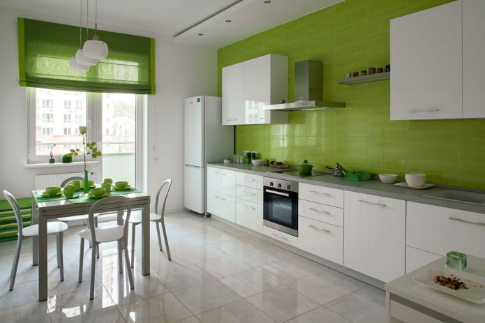 virtuves interjers baltā un gaiši zaļā krāsā