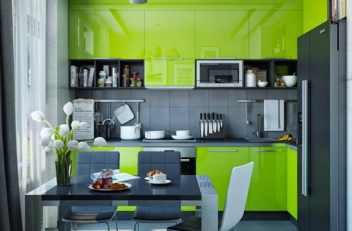interiorul bucătăriei în tonuri de gri-deschis verde