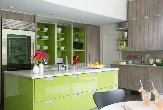 køkkenindretning i grå-lysegrønne toner