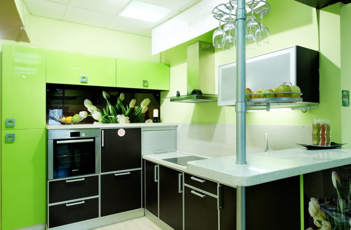 interiorul bucătăriei în culori negre și verde deschis