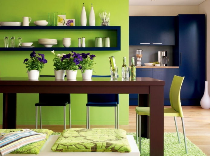 interiér kuchyne v modro-svetlozelených tónoch