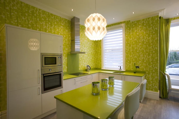 iluminat și decor în interiorul bucătăriei în tonuri de verde deschis