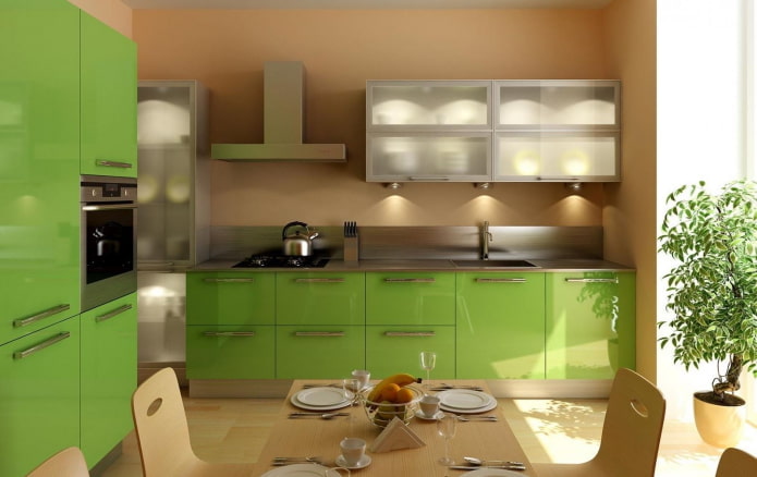 køkkenindretning i beige og lysegrønne farver