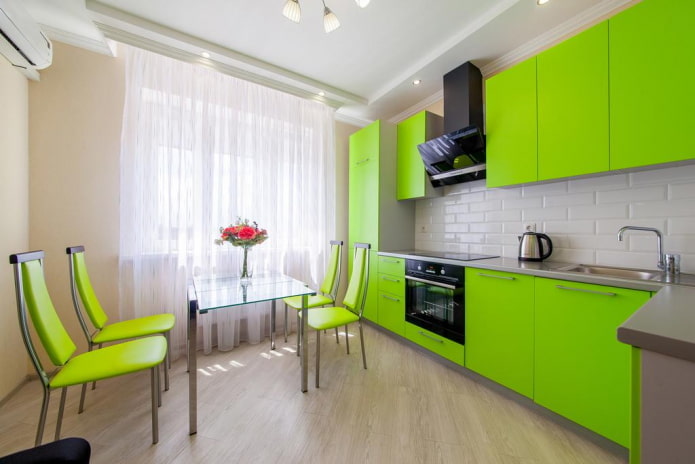 møbler og apparater i det indre af køkkenet i lysegrønne toner