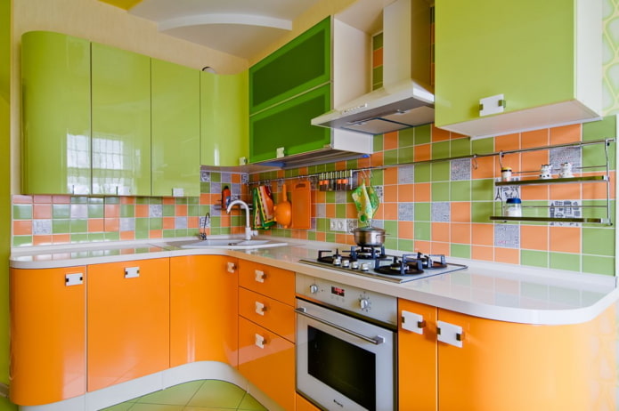 interiorul bucătăriei în tonuri de portocaliu și verde deschis