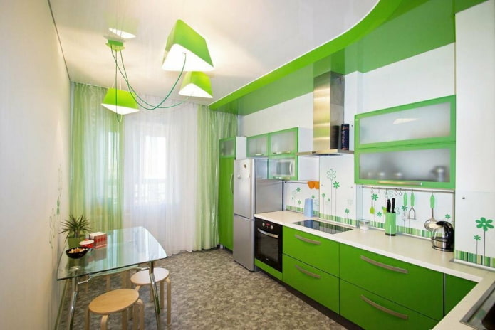 gardiner i det indre af køkkenet i lysegrønne toner