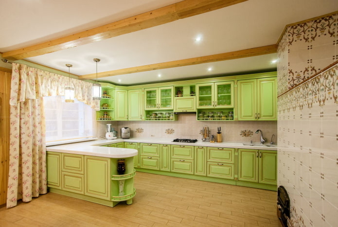 světle zelený kuchyňský interiér ve stylu Provence