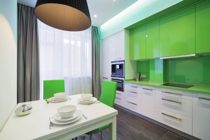 záclony v interiéru kuchyně ve světle zelených tónech