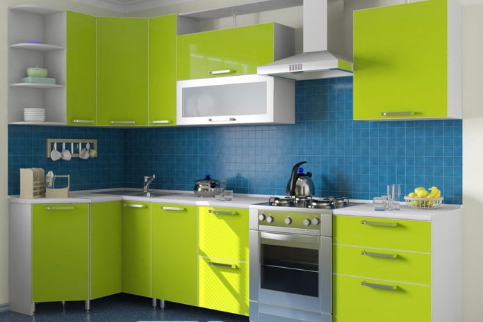 interiér kuchyne v modro-svetlozelených tónoch
