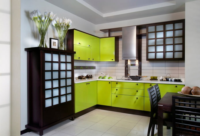 baldai ir buitinė technika virtuvės interjere šviesiai žaliais tonais