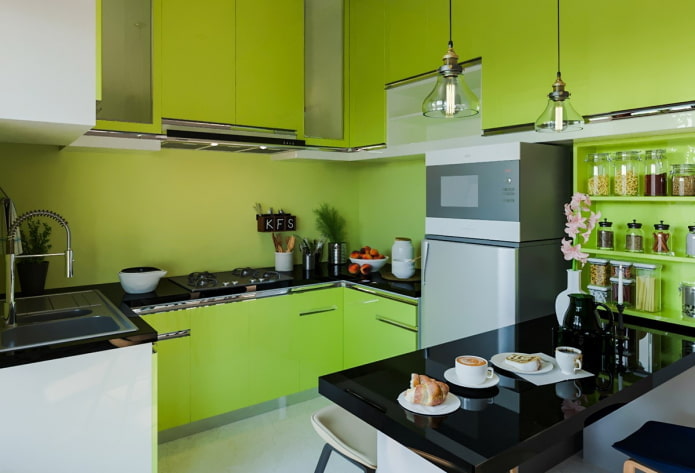 belysning og indretning i det indre af køkkenet i lysegrønne toner