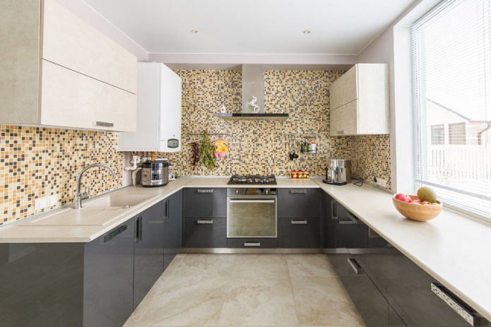pilkos smėlio spalvos tonų virtuvės interjeras