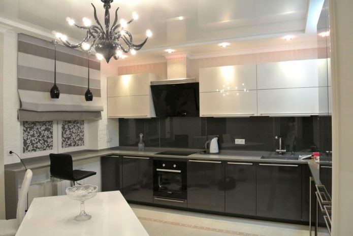 kuchyňský interiér v béžové a černé barvě