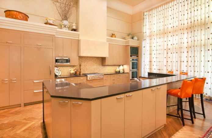 gardiner i det indre af køkkenet i beige nuancer