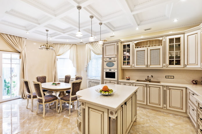 smėlio spalvos virtuvės interjeras klasikinio stiliaus