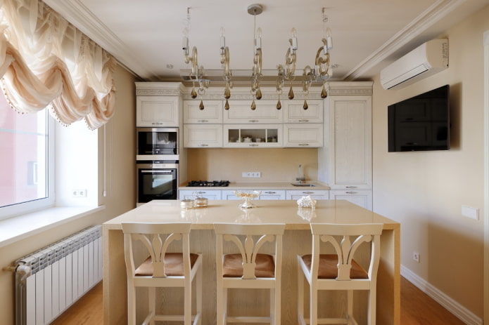 møbler og apparater i det indre af køkkenet i beige nuancer