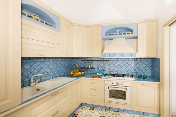 interior de cuina de color beix amb accents lluminosos