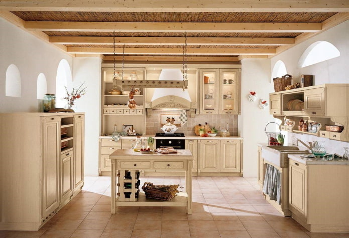 intérieur de cuisine beige dans un style campagnard