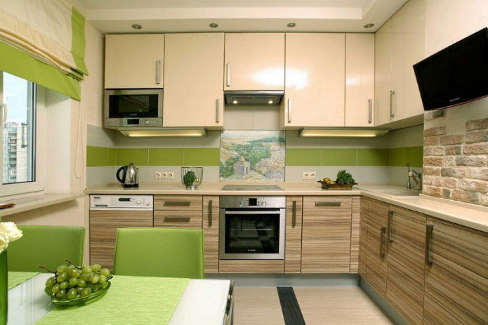 interni della cucina nei toni del beige e del verde