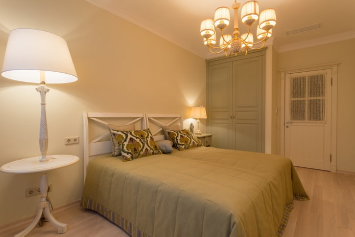 illuminazione all'interno della camera da letto in stile provenzale