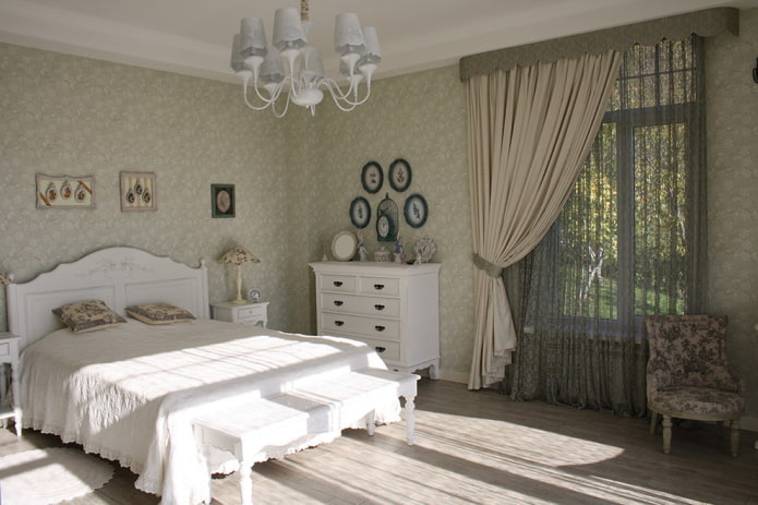 Provence tarzında yatak odasının iç kısmında tekstil ve dekor