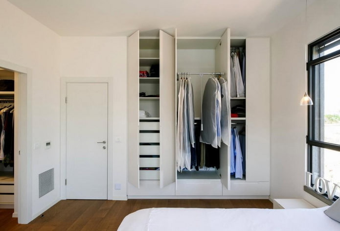 omplint l’armari de l’interior del dormitori