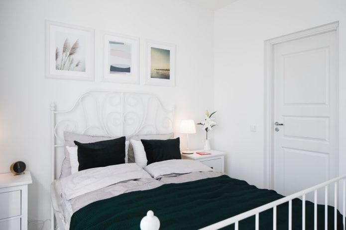 textile și decor în dormitor în culori albe