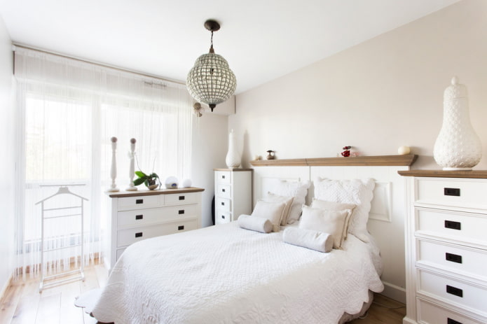 mēbeles guļamistabas interjerā baltās krāsās