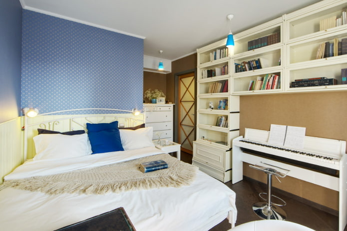 arrangement af møbler i et smalt soveværelse