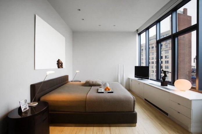 camera da letto stretta nello stile del minimalismo
