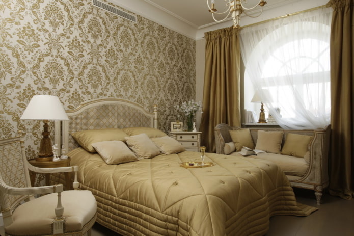 gordijnen in het interieur van de beige slaapkamer