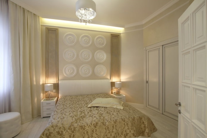 decor en verlichting in het interieur van de beige slaapkamer