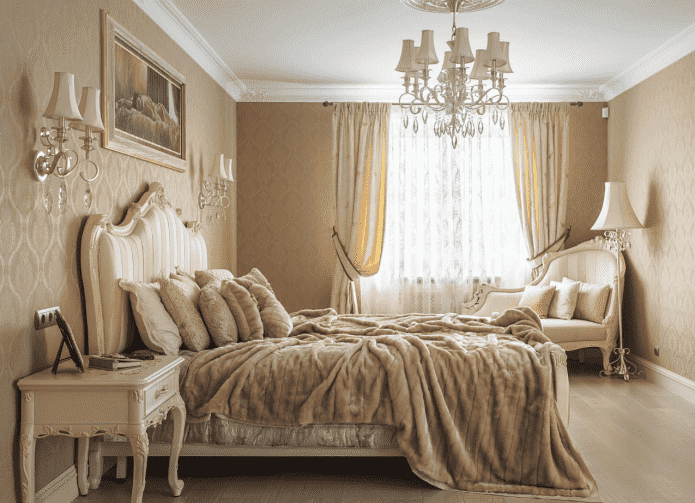 smilškrāsas guļamistabas interjers klasiskā stilā