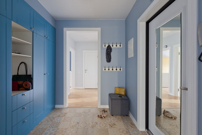 thiết kế màu sắc của một hành lang nhỏ