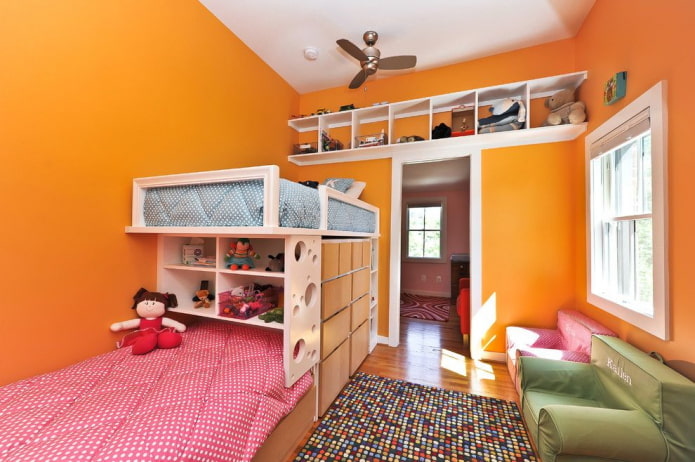 רהיטים בפנים חדר השינה לילדים ממינים שונים