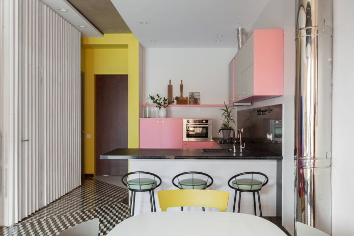 Lyserød og gul i det indre af køkkenet