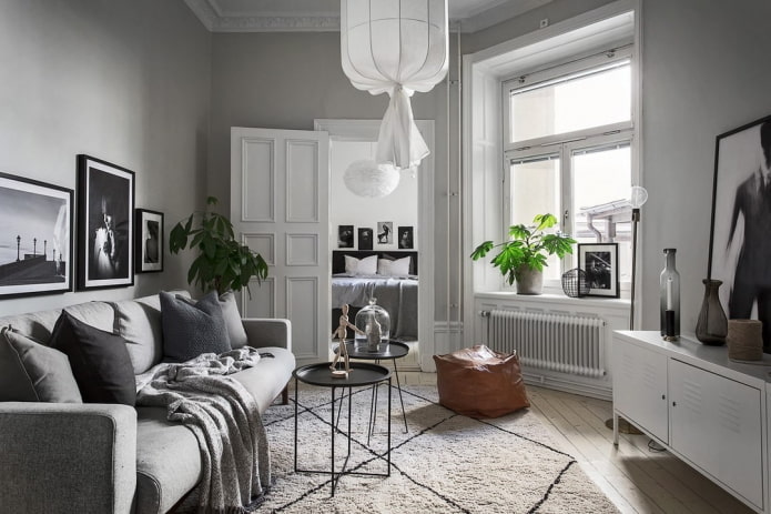 interieur van een grijze woonkamer in Scandinavische stijl
