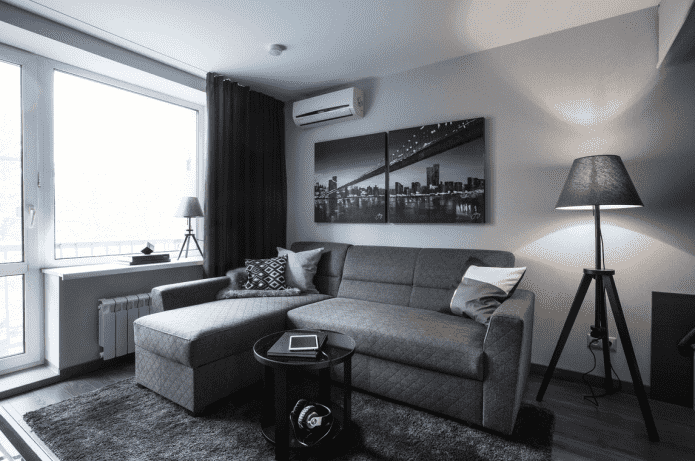 osvětlení a výzdoba v interiéru šedého obývacího pokoje