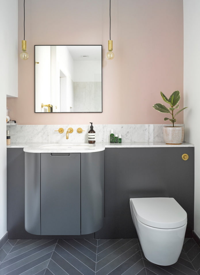 kylpyhuoneen sisustus harma-vaaleanpunaisia ​​sävyjä