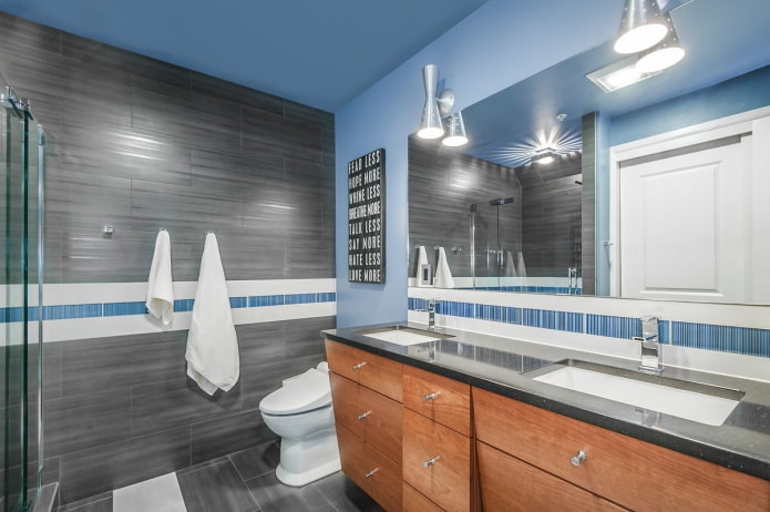 interiér koupelny v šedo-modrých tónech