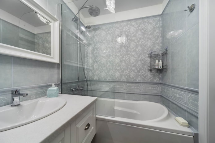 ontwerp van een kleine badkamer in grijstinten