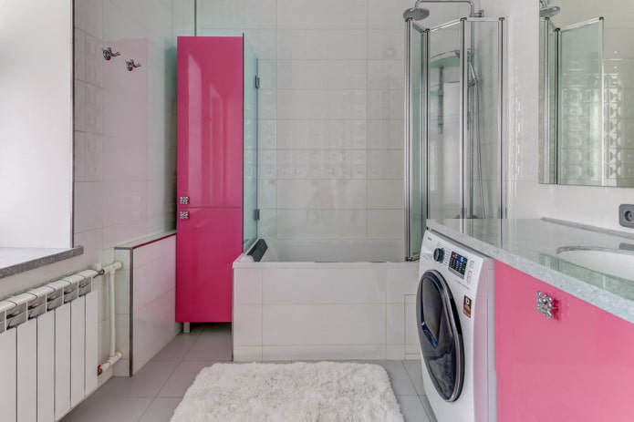 badeværelse design med lyserøde møbler fronter