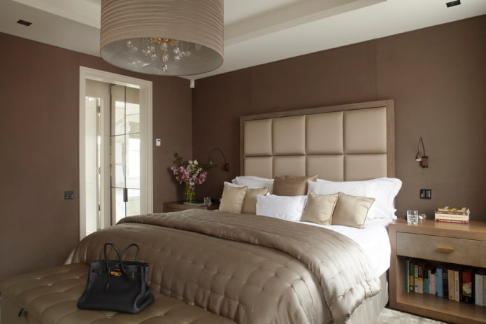 interno della camera da letto in tonalità marroni