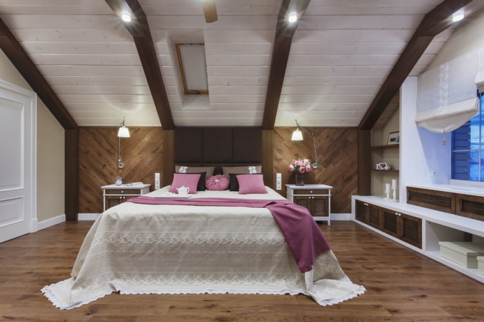 interiorul unui dormitor alb-maroniu