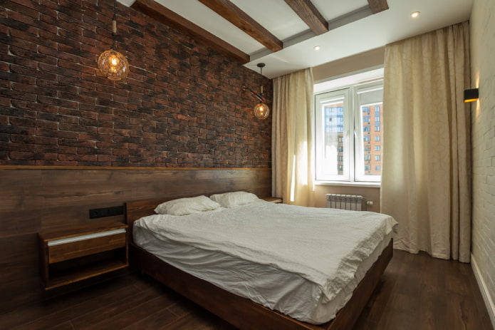 rudo miegamojo interjeras palėpės stiliumi