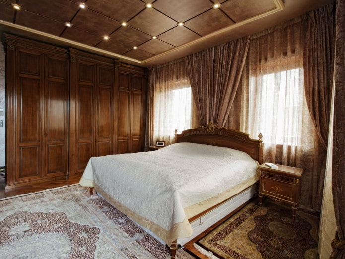 rudas klasikinio stiliaus miegamojo interjeras