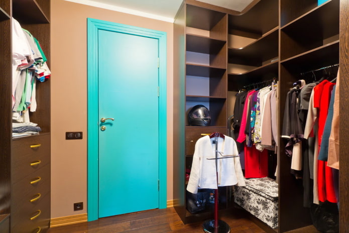design garderobă într-o cameră separată