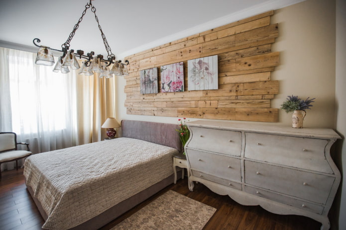 indretning af et soveværelse i rustik landlig stil